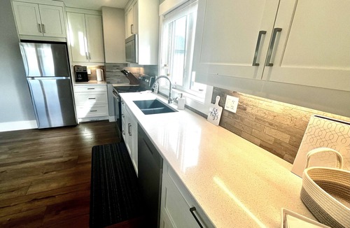 Regional District of Nanaimo House | Guest suite in Fairwinds! 2 minutes from golf course w/putting green in yard!