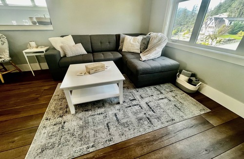 Regional District of Nanaimo House | Guest suite in Fairwinds! 2 minutes from golf course w/putting green in yard!