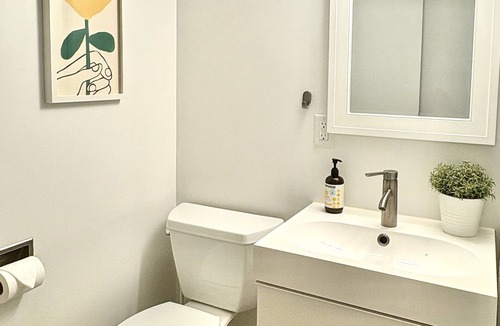 Kitsilano House | Guest suite in Kitsilano - Walking distance to beaches & shops.