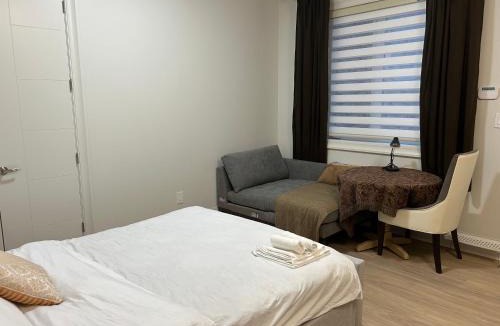 Richmond City Centre Bed & Breakfast | Guest suite in Richmond(Rose Garden Vacation)