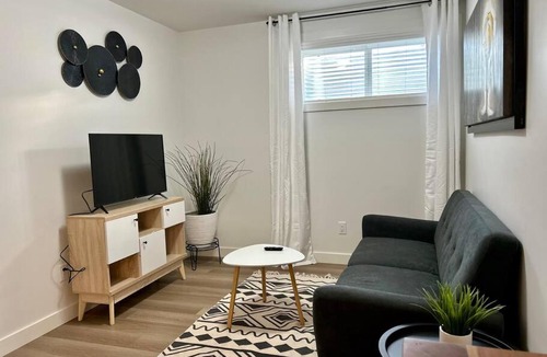 West Edmonton Apartment | Guest Suite in West Edmonton I WEM 10 Minutes I Rivercree Casino 3 Minutes