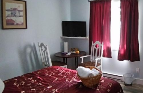 Abbotsford House | Guest Suite Private Retreat for 2 Guests With AC - 4 Units Available