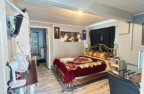 Abbotsford House | Guest Suite - Private Retreat - J-1