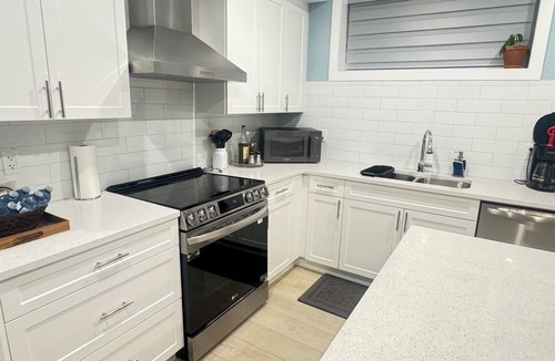 Airdrie House | Guest Suite, Sleeps 6 close to major Highways & YYC Airport