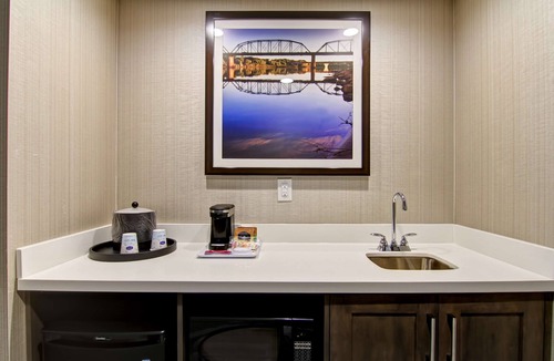 North Industrial Hotel | Hampton Inn & Suites by Hilton Saskatoon Airport