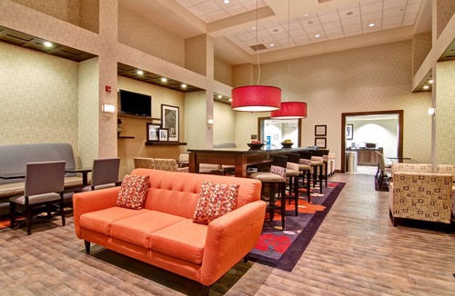 Red Deer Hotel | Hampton Inn & Suites by Hilton Red Deer