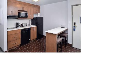 Banff Trail Hotel | Hampton Inn & Suites by Hilton Calgary University NW