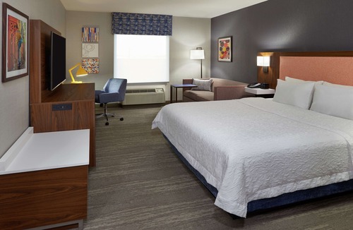 Dorval Hotel | Hampton Inn & Suites by Hilton Montreal-Dorval