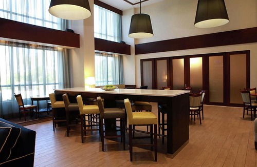 Laval Hotel | Hampton Inn & Suites Laval