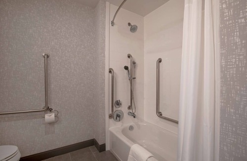 Ottawa Division Hotel | Hampton Inn & Suites Ottawa West