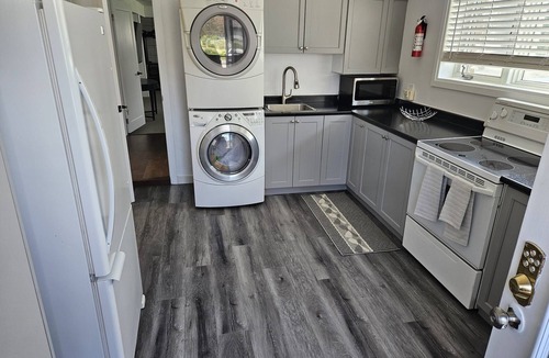 Quinte West House | Hanna’s Paradise - A Cozy Private Getaway