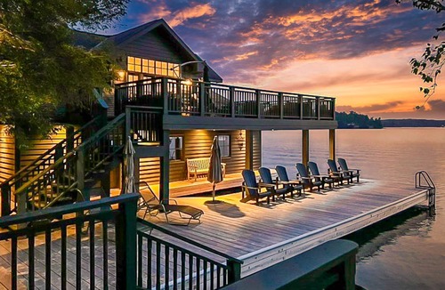 Muskoka Lakes Cottage | Hard packed Sandy Beach, spacious 7 brdm 6 bath! Boathouse w Sleeping & Sundeck!