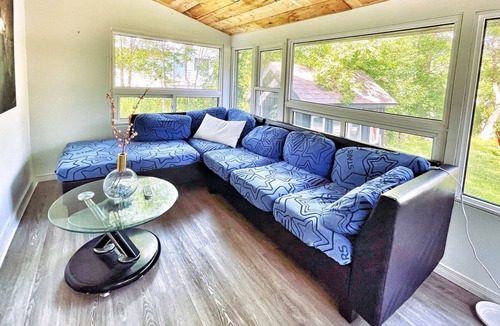 Washago House | Harmonious Cottage by the river