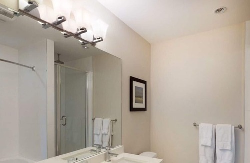 Harrison Hot Springs Apartment | Harrison Lake View Suites - Two Bedroom Lake View Suite 2