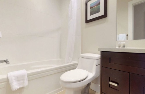 Harrison Hot Springs House | Harrison Lake View Suites: Three Bedroom Grand Suite with MountainView (1)