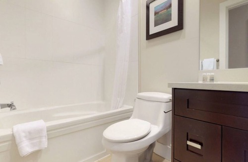 Harrison Hot Springs House | Harrison Lake View Suites - Two Bedroom Grand Suite 1