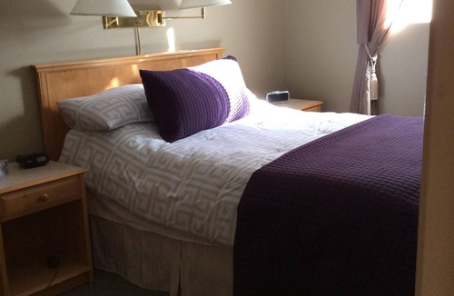 Big White Ski Resort Bed & Breakfast | Have fun with the Family- Hot coco by the fire & apres ski hot tub!