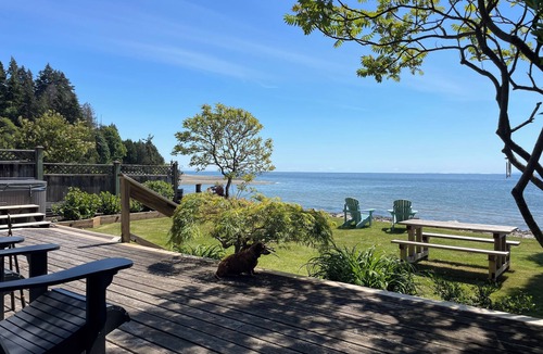 Roberts Creek House | 'Haven' awaits you with the best of everything at this beach-front cottage.