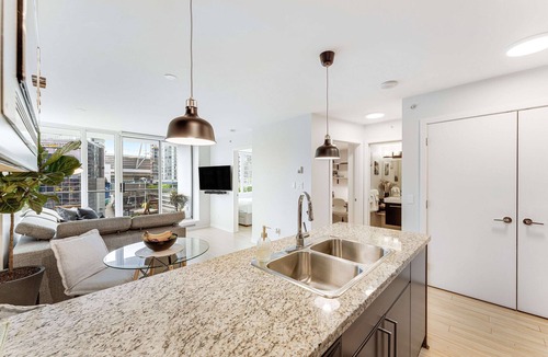 Crosstown Apartment | Heart of Downtown 1 bd +Pool, Gym, Parking, Office, A/C