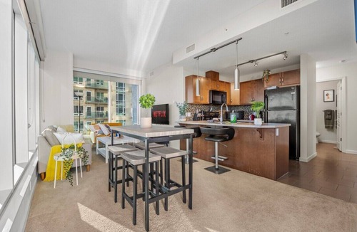 Victoria Park Apartment | Heart of Downtown | 2Bed 2Bath | Free Parking | AC
