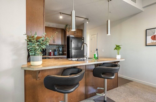 Victoria Park Apartment | Heart of Downtown | 2Bed 2Bath | Free Parking | AC