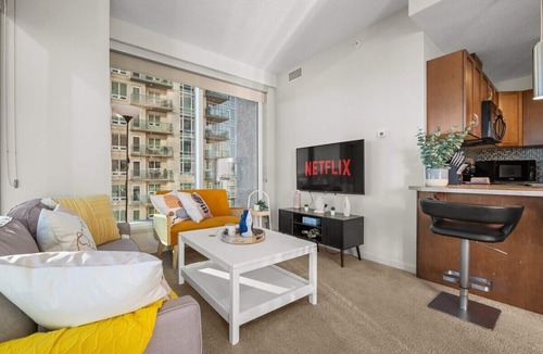 Victoria Park Apartment | Heart of Downtown | 2Bed 2Bath | Free Parking | AC