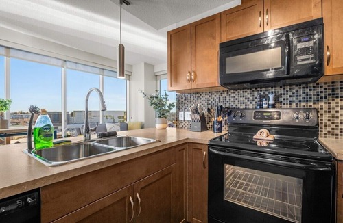 Victoria Park Apartment | Heart of Downtown | 2Bed 2Bath | Free Parking | AC