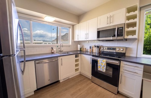 City Centre House | Heart of Downtown Kamloops - W/D + King Bed