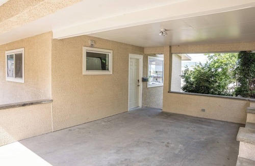 City Centre House | Heart of Downtown Kamloops - W/D + King Bed