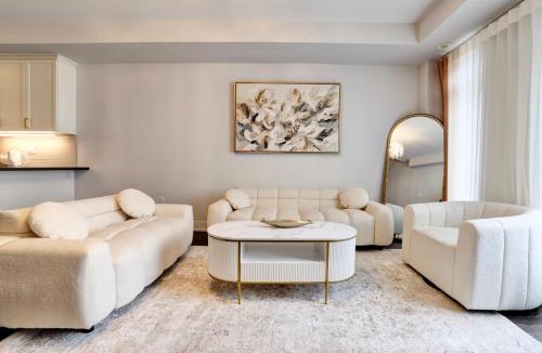 Lakeview Villa | Heart of Port Credit, Lakefront, Dining & Shopping
