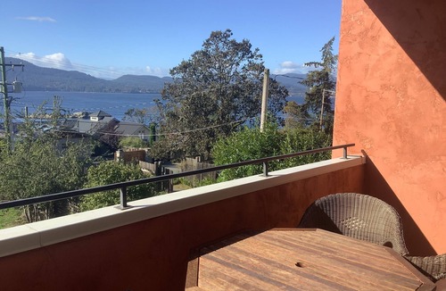 Vesuvius Condo | Heart of Vesuvius Oceanview Well-appointed Condo