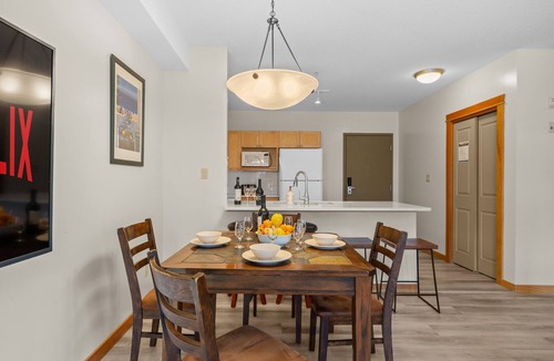 Cougar Creek Apartment | Heated outdoor Pool & Tubs 2 Bedroom & 2 Full baths 5 beds 9 Guests