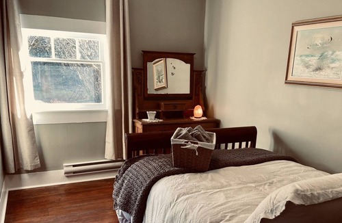 Courtenay Cottage | Heritage Cottage on the Creek