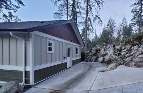 Halfmoon Bay Cottage | Hi N Dri -Warm & Welcoming-Great for Weekend Getaways-Across from Beach access.