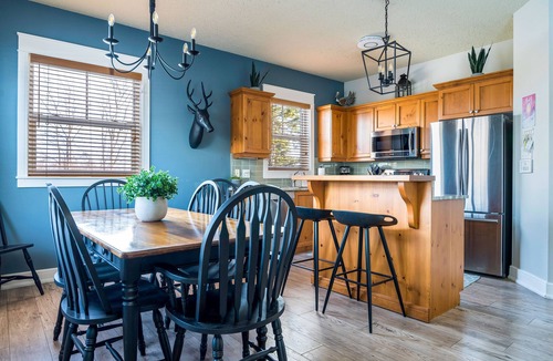 The Blue Mountains Condo | Hidden Gem! Amazing end unit town home