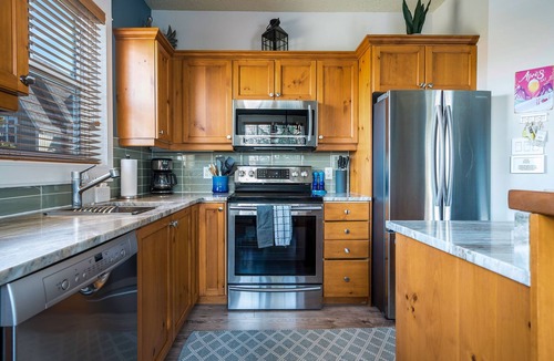 The Blue Mountains Condo | Hidden Gem! Amazing end unit town home