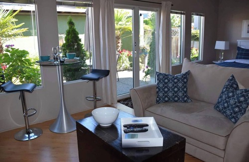 White Rock Apartment | Hidden Oasis Close To Ocean And Beaches
