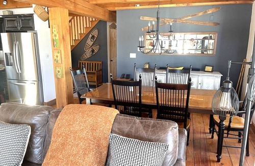 Smiths Corner House | High end cozy retreat ideal for large families with wood stove & large firepit