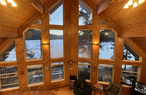 East Kootenay House | High-end three-level 3,000 sq ft home boasts 150 ft of private beachfront.