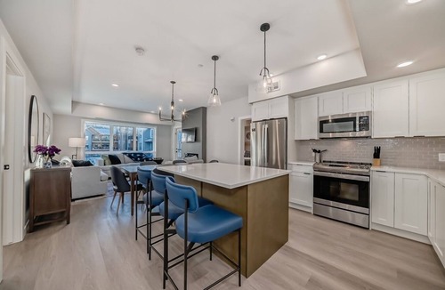 Dead Man's Flats Apartment | High rise Lux 2-B apartment near Canmore Banff-Pool -hot tub- gym -