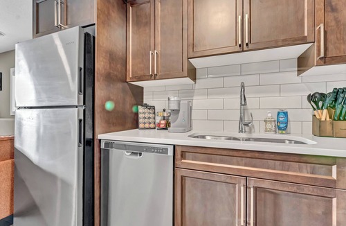 Medicine Hat House | Hillside Suite: Your Cozy, Modern Getaway in Medicine Hat
