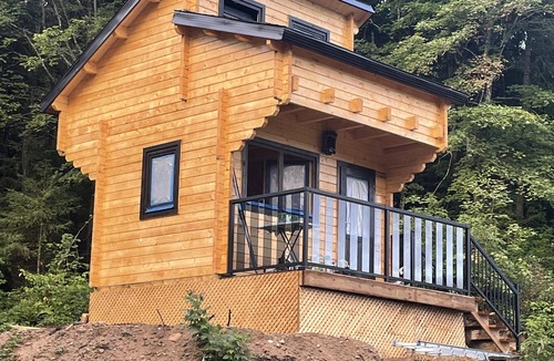 Armour Cabin | Hilltop treehouse located at the edge of Muskoka