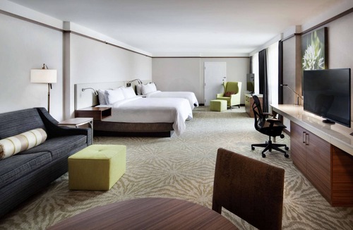 Saint-Laurent Hotel | Hilton Garden Inn Montreal Airport