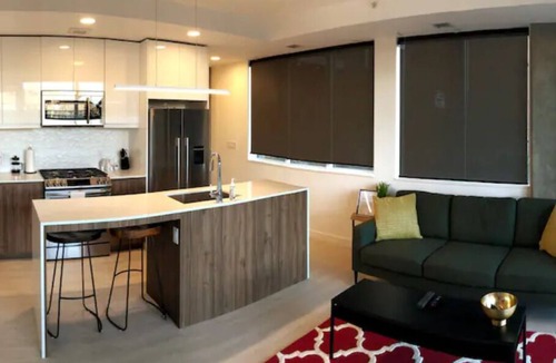 Sunnyside Condo | ✭Hip 1BR w/city views, Netflix, bars & cable✭