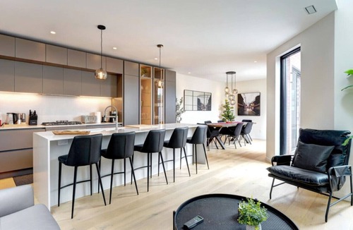 Plateau Mont Royal Apartment | Historic Charm Overlooking Parc Lafontaine!