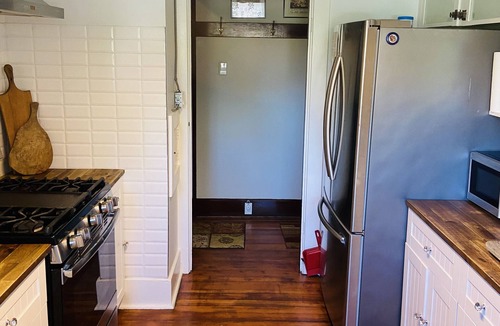 Booktown House | Historic Home. Classic Charm, Modern Amenities, Gardens, Parking+