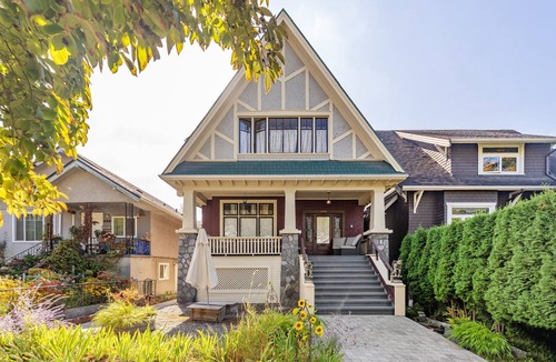 Grandview-Woodland House | Historical gem suite 2 queen beds with spa-Like bathroom & garden patio fountain