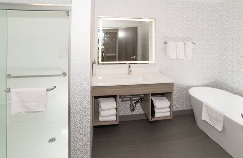 Moose Jaw Hotel | Holiday Inn Express and Suites Moose Jaw by IHG