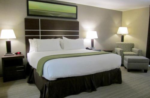 Golden Hotel | Holiday Inn Express Golden-Kicking Horse by IHG