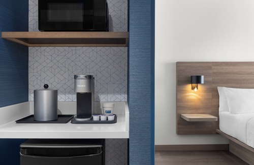 Saint-Laurent Hotel | Holiday Inn Express Montreal Airport - St-Laurent by IHG